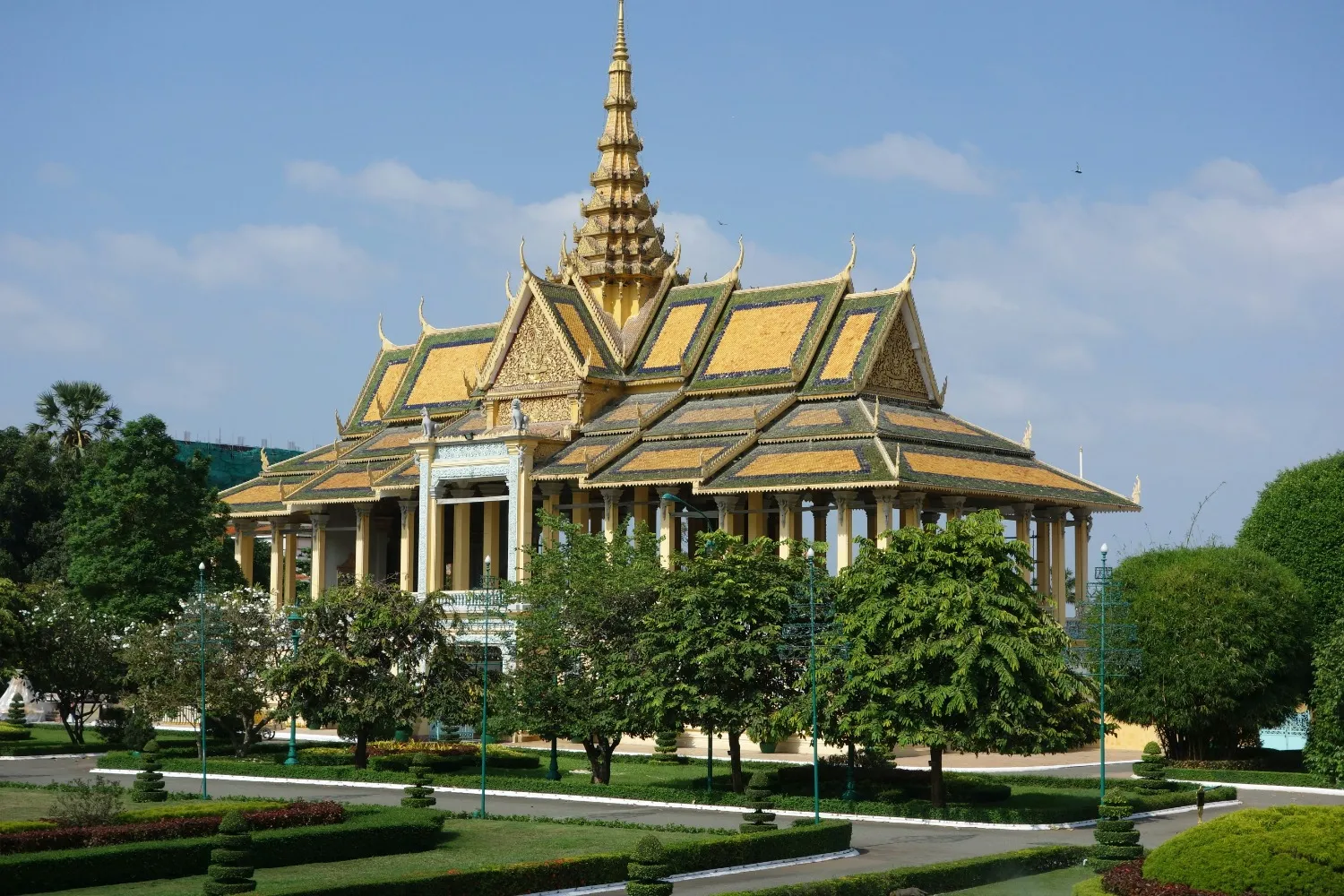 Vue sur le Palais Royal de Phnom Penh, capitale du Cambodge, avec ses toits dorés et jardins soigneusement entretenus.