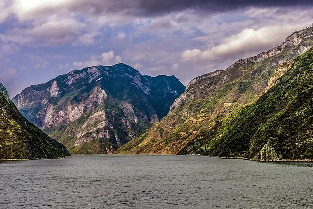 Paysage en Chine avec les impressionnantes gorges du fleuve Yangtsé entourées de montagne