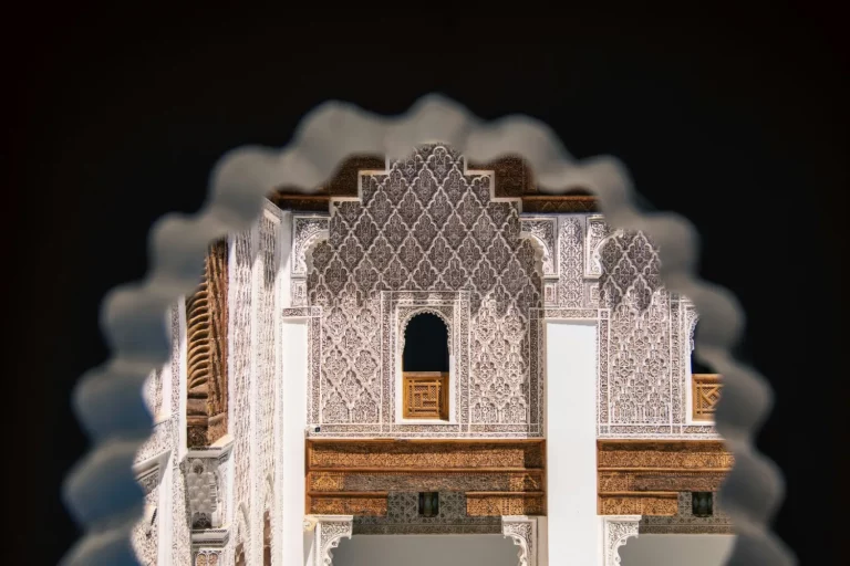 Détail d’architecture islamique traditionnelle, symbole de la diversité religieuse au Burkina Faso.
