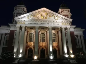 Façade illuminée du Théâtre national Ivan Vazov à Sofia, la capitale de la Bulgarie, de nuit.