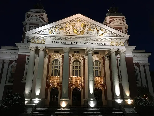 Façade illuminée du Théâtre national Ivan Vazov à Sofia, la capitale de la Bulgarie, de nuit.