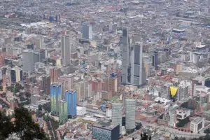 Vue aérienne de Bogota, capitale de la Colombie, avec ses gratte-ciels et quartiers urbains