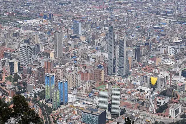 Vue aérienne de Bogota, capitale de la Colombie, avec ses gratte-ciels et quartiers urbains