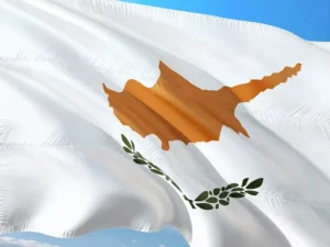 Drapeau de Chypre flottant au vent avec fond bleu ciel