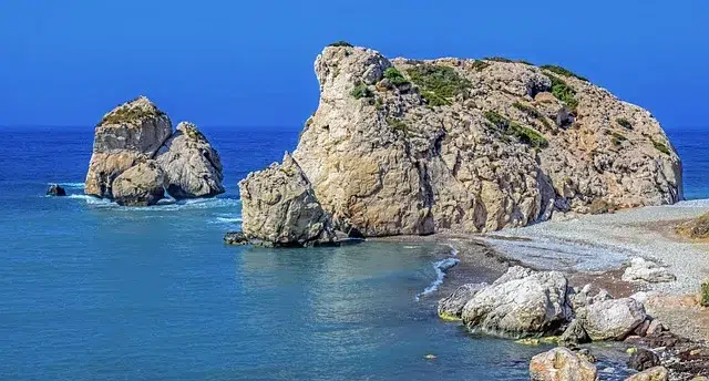 Paysage à Chypre avec le rocher d’Aphrodite sur la côte méditerranéenne