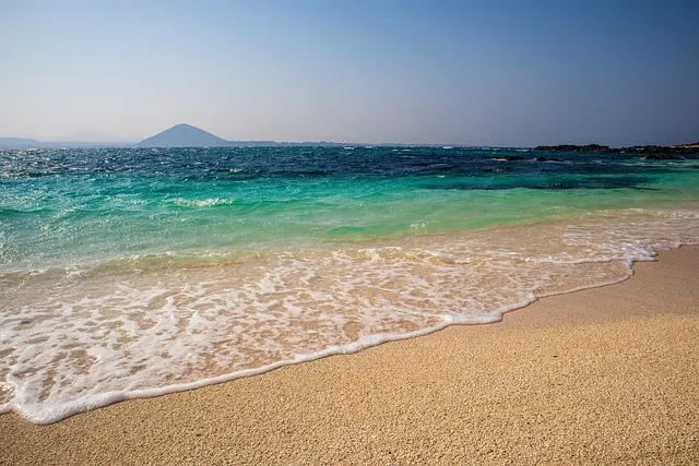 Plage paradisiaque en Corée du Sud avec sable doré et mer turquoise.