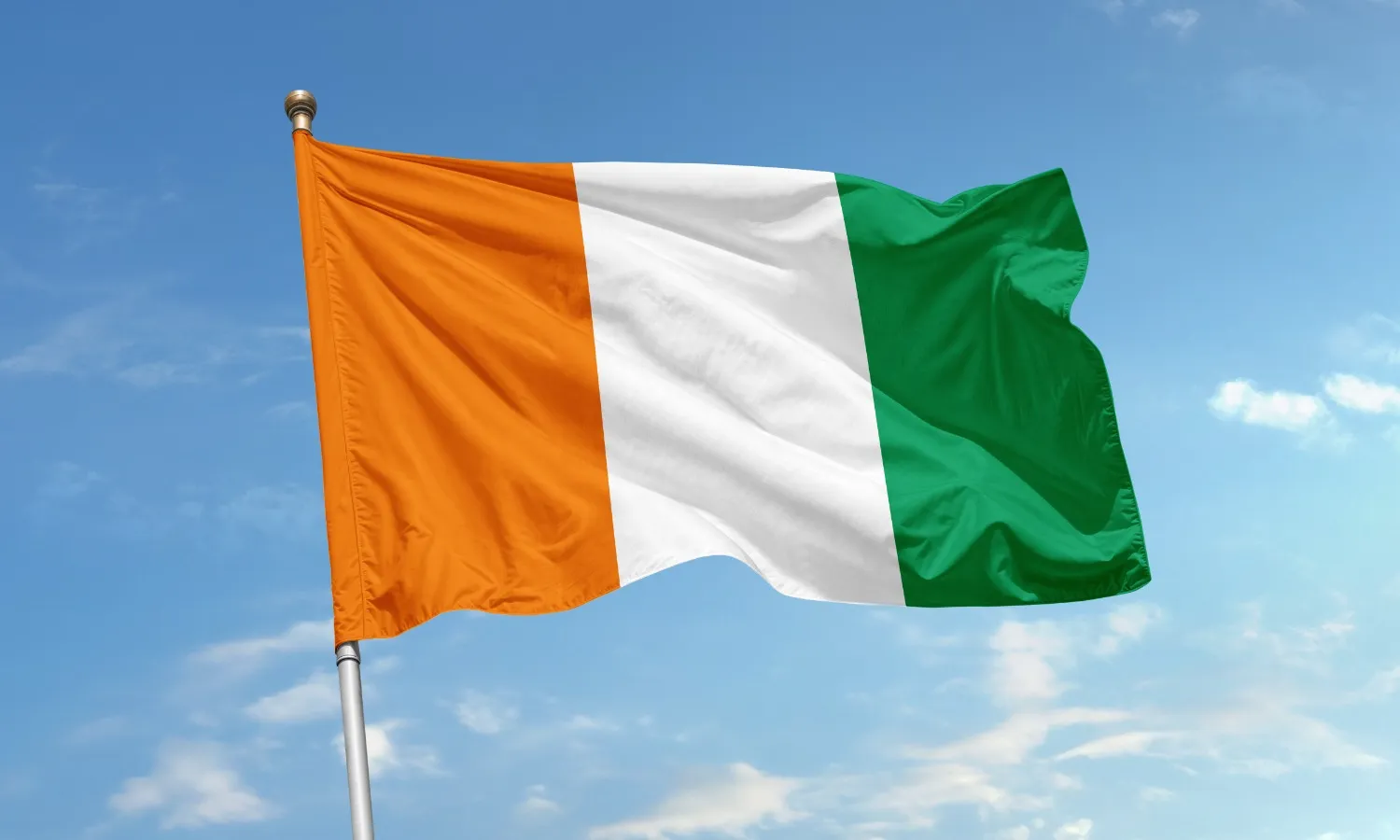 Drapeau officiel de la Côte d'Ivoire avec les bandes orange, blanc et vert en extérieur.