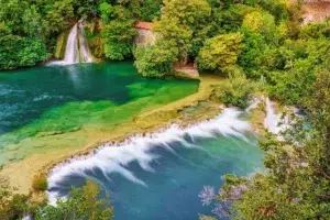 Cascade et rivière entourées de forêts verdoyantes en Croatie, paysage naturel impressionnant.