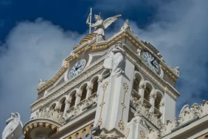 Horloge coloniale au Costa Rica illustrant le décalage horaire avec l’Europe.