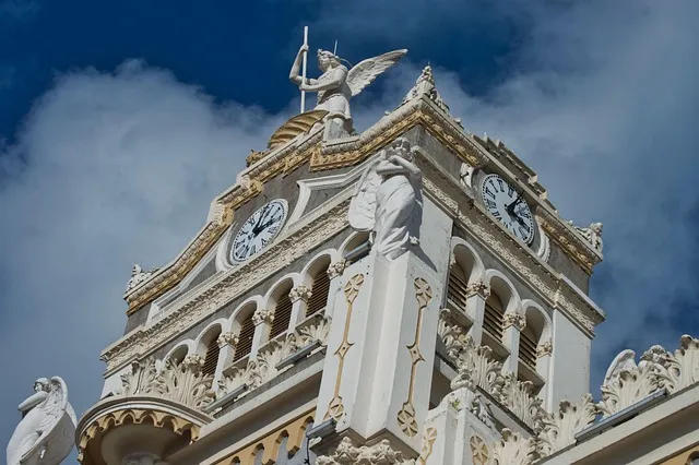 Horloge coloniale au Costa Rica illustrant le décalage horaire avec l’Europe.