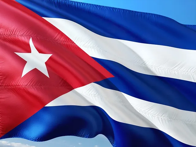 Drapeau de Cuba flottant au vent avec ciel bleu en arrière-plan