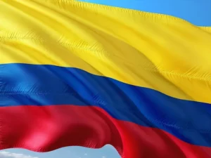 Drapeau de la Colombie flottant au vent avec ses trois bandes horizontales jaune, bleue et rouge.