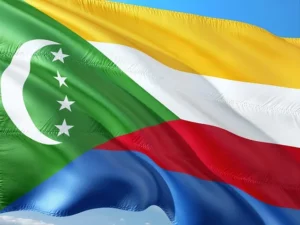 Drapeau des Comores flottant au vent sur fond de ciel bleu