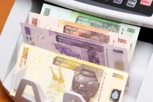 Billets de la Banque Centrale du Congo représentant différentes coupures du franc congolais.