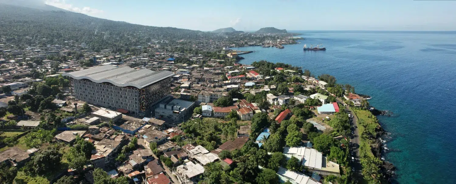 Vue aérienne de Moroni, capitale des Comores, avec la côte et le port en arrière-plan