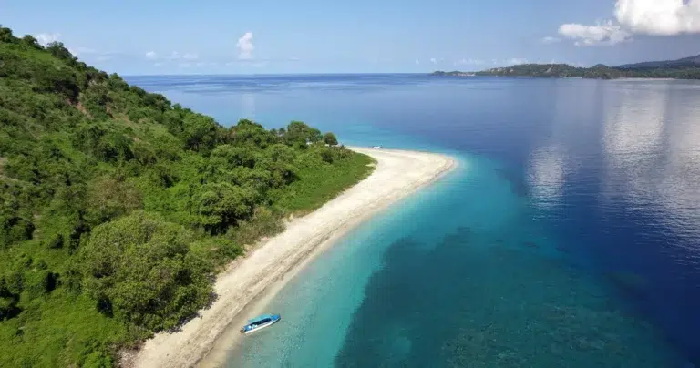 Plages Comores avec sable blanc et eau turquoise cristalline