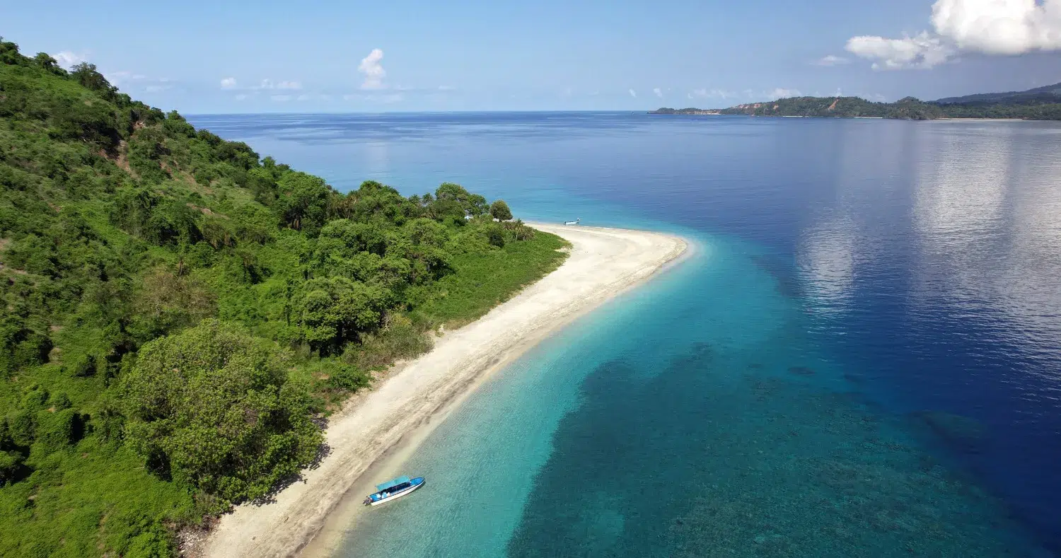 Plages Comores avec sable blanc et eau turquoise cristalline