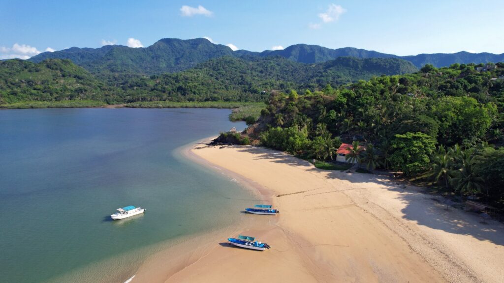 Plages Comores avec sable doré et mer turquoise