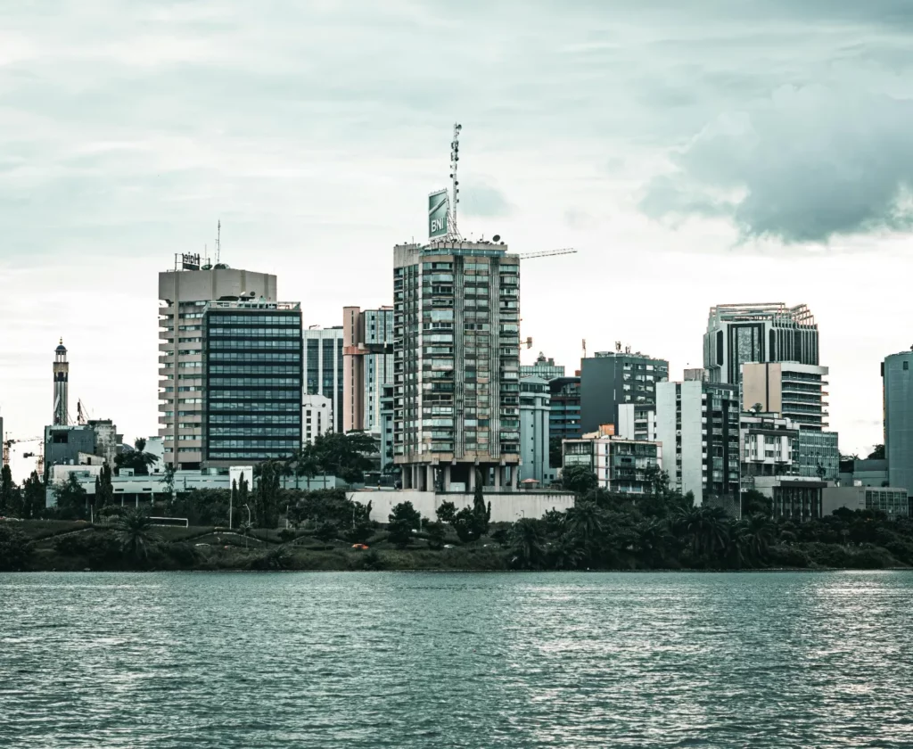 Vue d’Abidjan, la plus grande ville de Côte d’Ivoire, avec ses immeubles modernes au bord de la lagune.