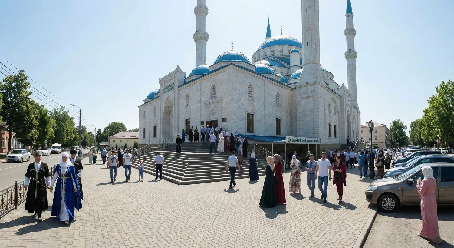 Adyguée religion : fidèles devant la grande mosquée de Maïkop lors d’un rassemblement religieux musulman
