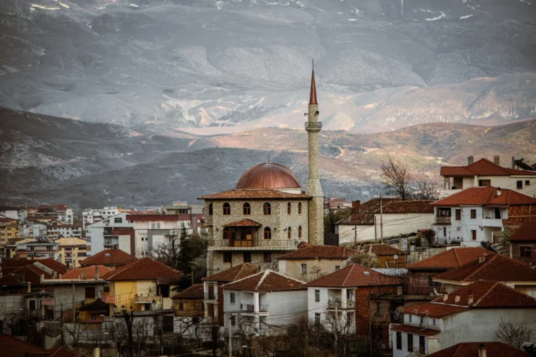 religion albanie vue prise large sur la mosquée de pogradec
