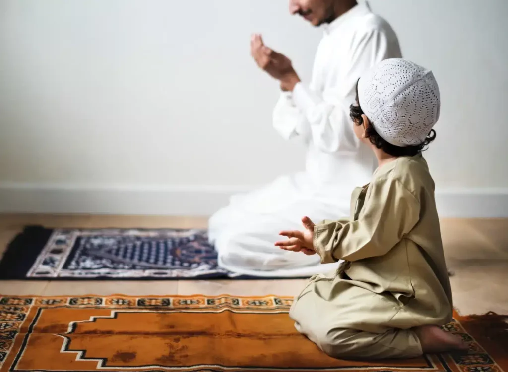 Hijra quel pays choisir un garçon et son fils entrain de prier