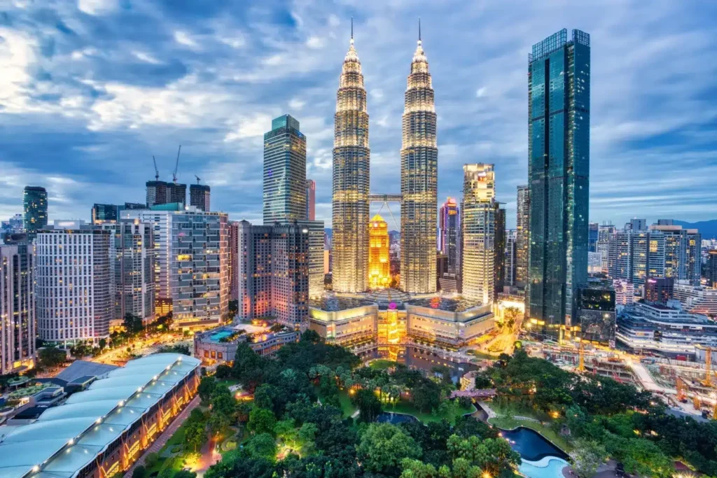 éxpatriation en malaisie pour famille kuala lumpur vue sur un climat couvert et fin de journée sur les 2 tours