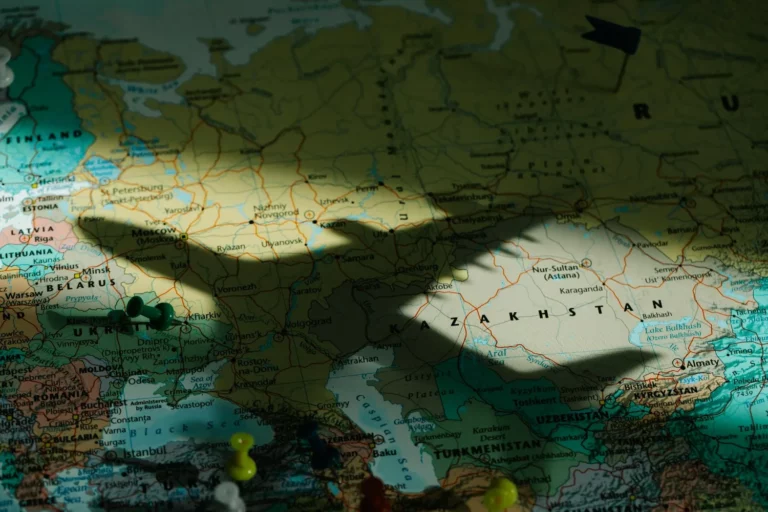 faire la hijra avec l ombre d un avion sur une carte du monde