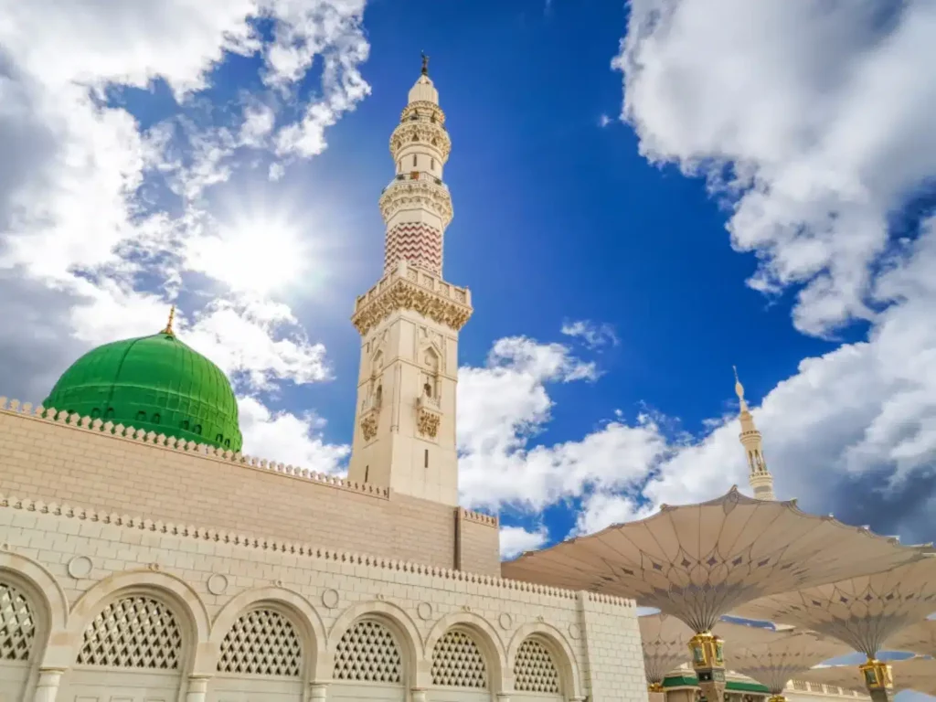Hijra à médine témoignage mosquée du prophète vue sur le dôme vert avec minaret et ciel avec éclaircit
