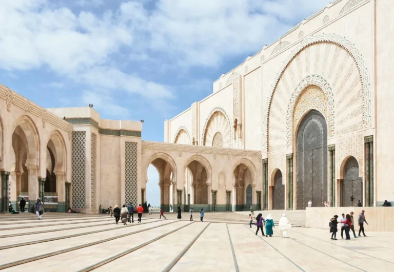 hijra Casablanca témoignage avec une vue sur la porte d entrée de la mosquée Hassan 2