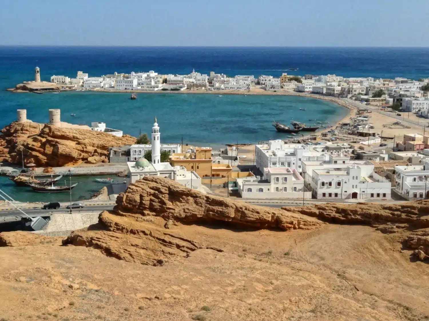 hijra en famille à Mascate vue sur la mer et la ville blanche