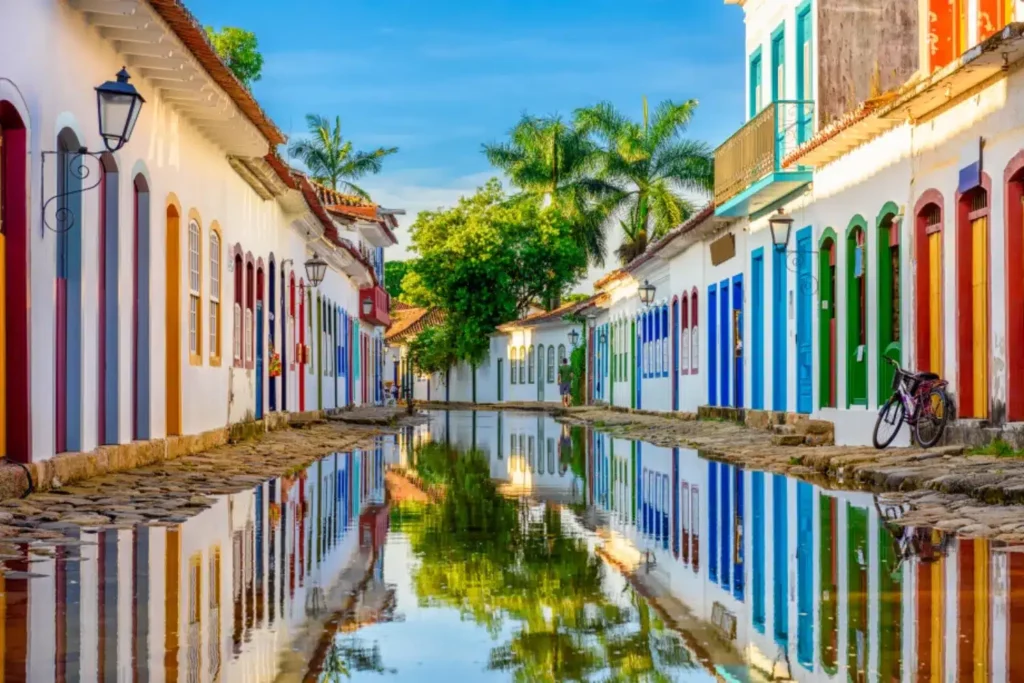 Islam au bresil ruelle coloré avec reflet dans l eau