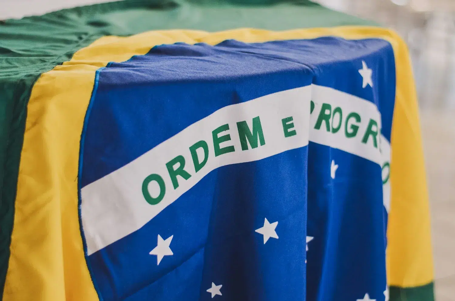 islam au brésil drapeau avec inscription en portugais