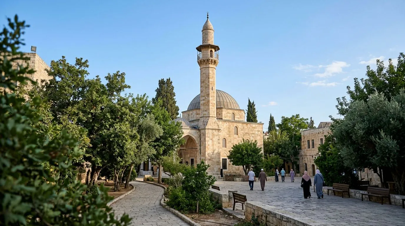 Déménager en Albanie : mosquée en pierre au grand minaret sous un ciel bleu