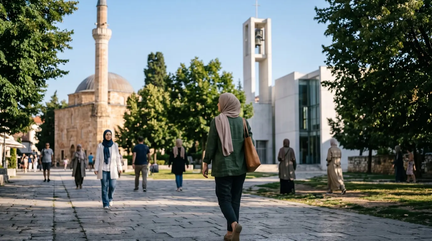 Histoire de l'Albanie : femmes voilées sur une place où se côtoient une mosquée et une église
